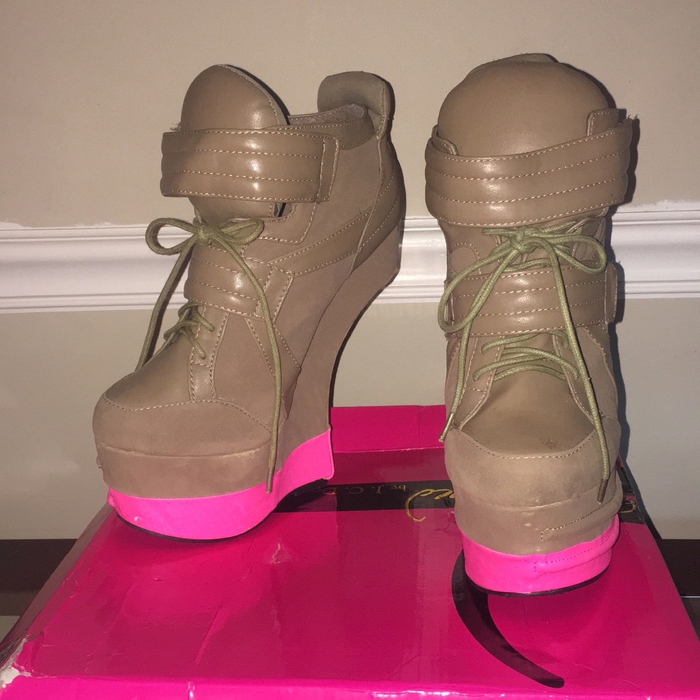 Taupe and neon pink Heelless platform